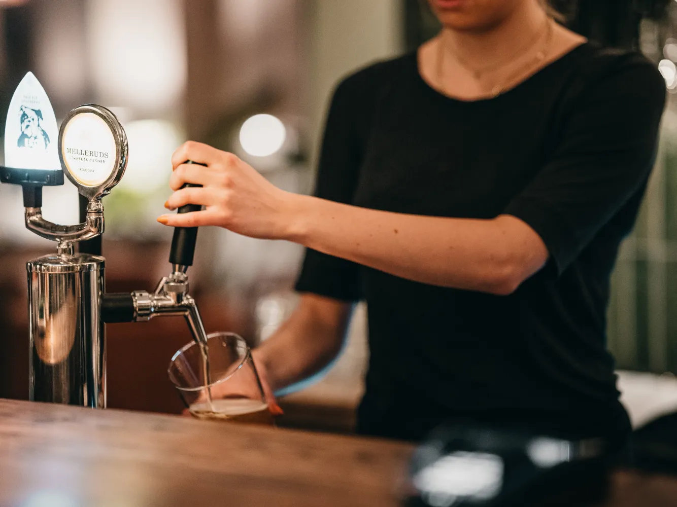 Beställ en god öl i Kristinas bar