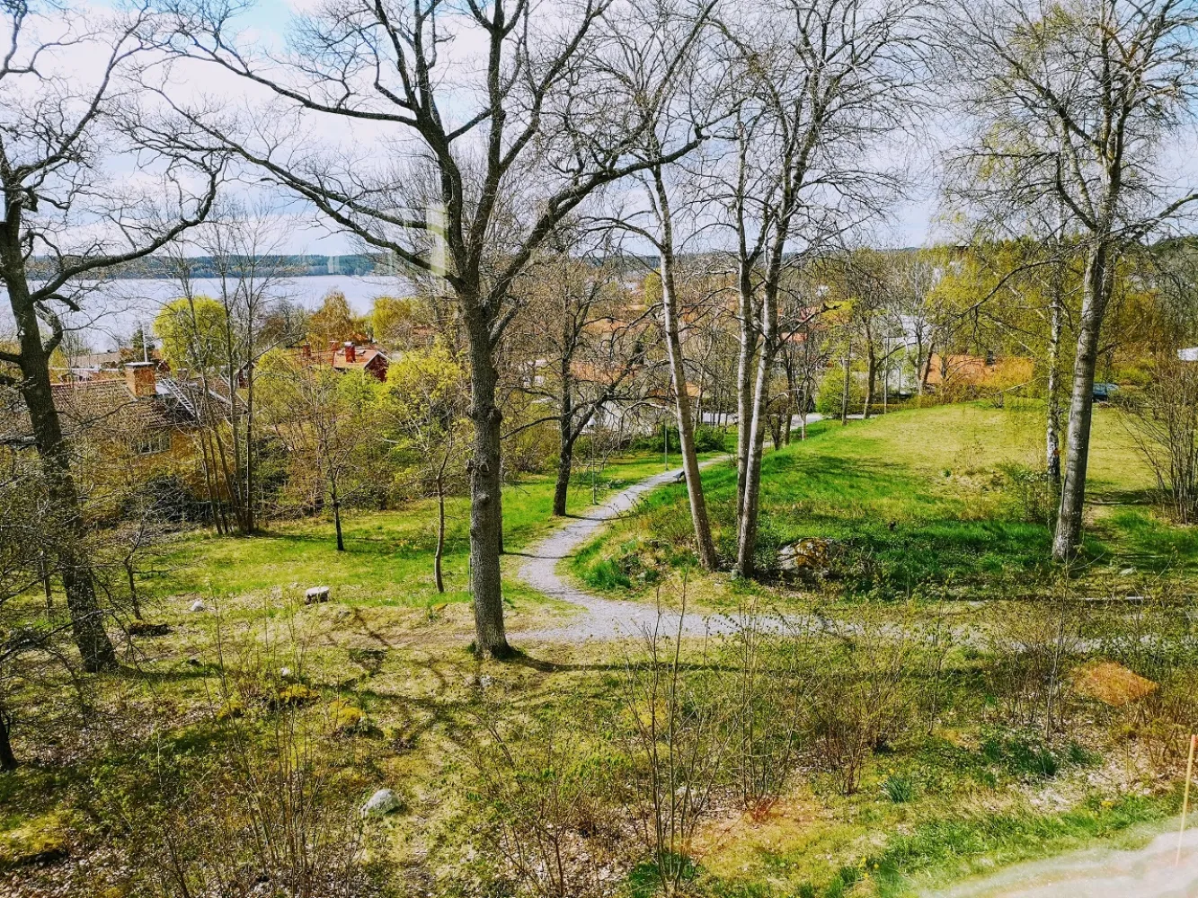 Ta stigen 250 meter ner till Sigtuna stad