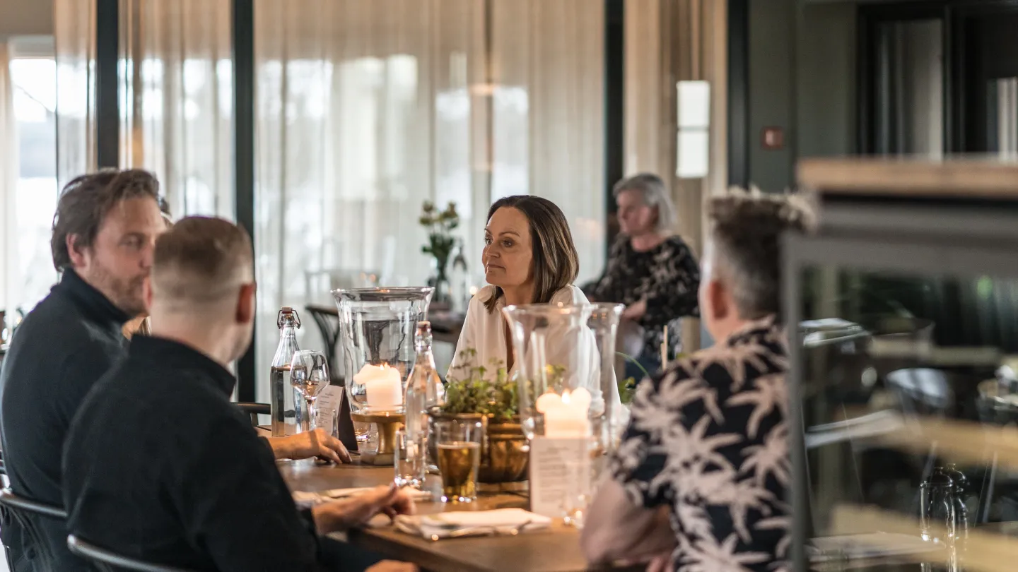 Mingel vid högbordet i restaurangen på Hotell Kristina