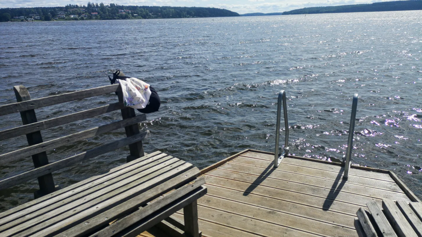 Ta ett dopp från bryggorna längs strandpromenaden i Sigtuna