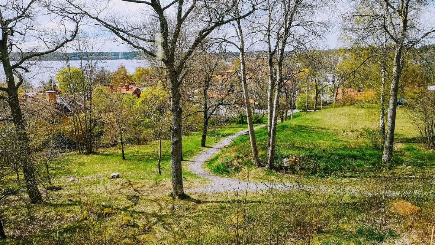 Ta stigen 250 meter ner till Sigtuna stad