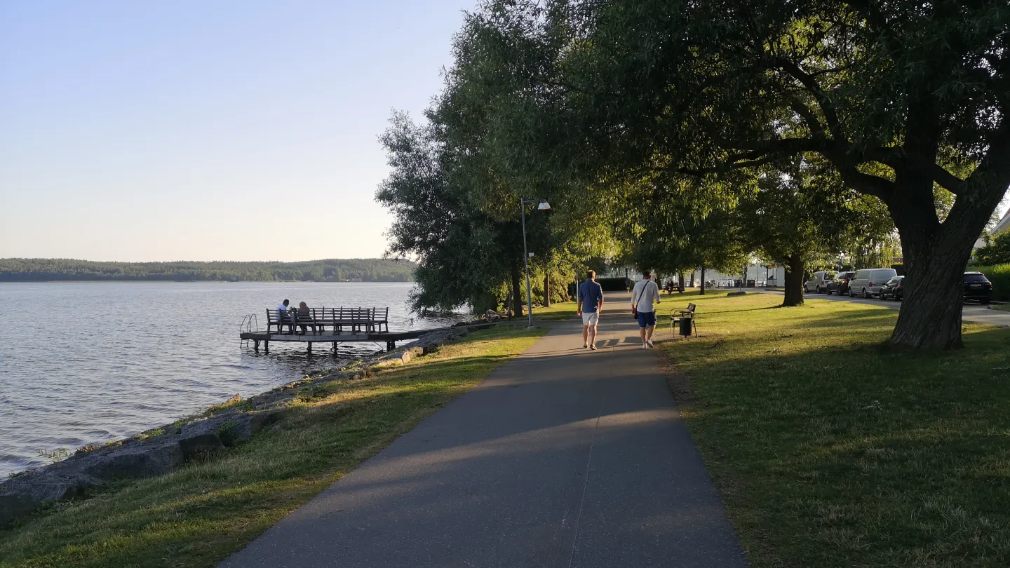 Walk & Talk längs strandpromenaden i Sigtuna